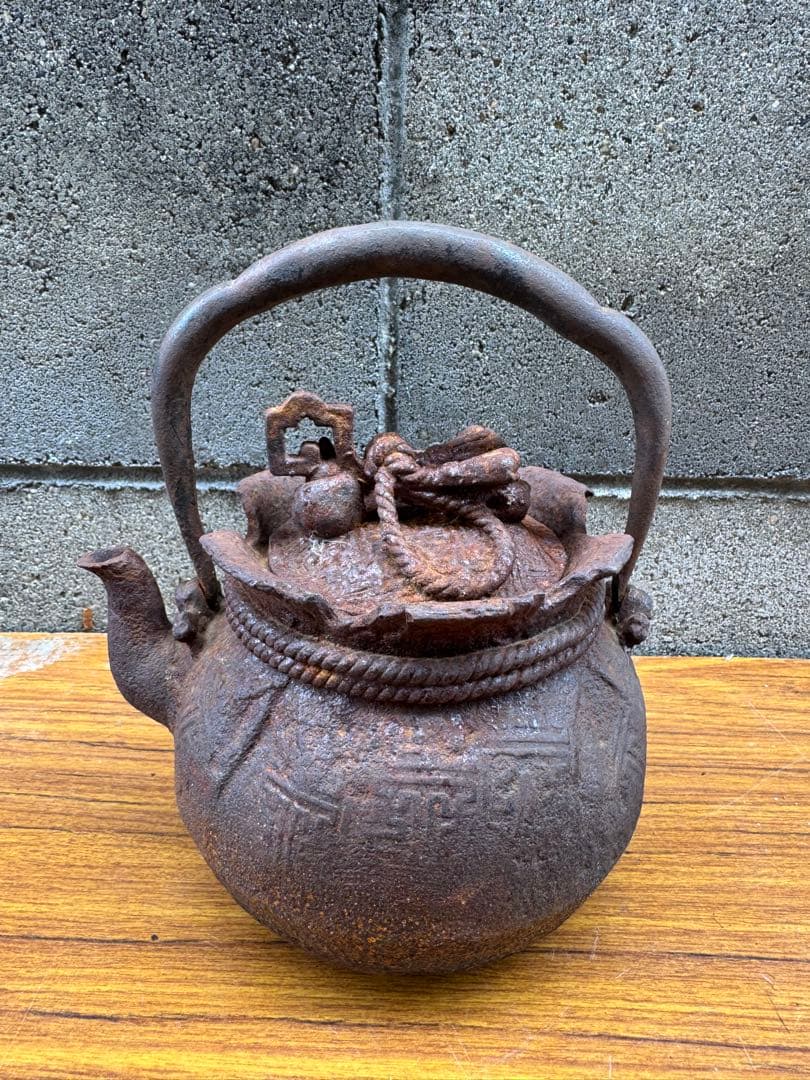 伝統的な日本の鋳鉄製鉄瓶