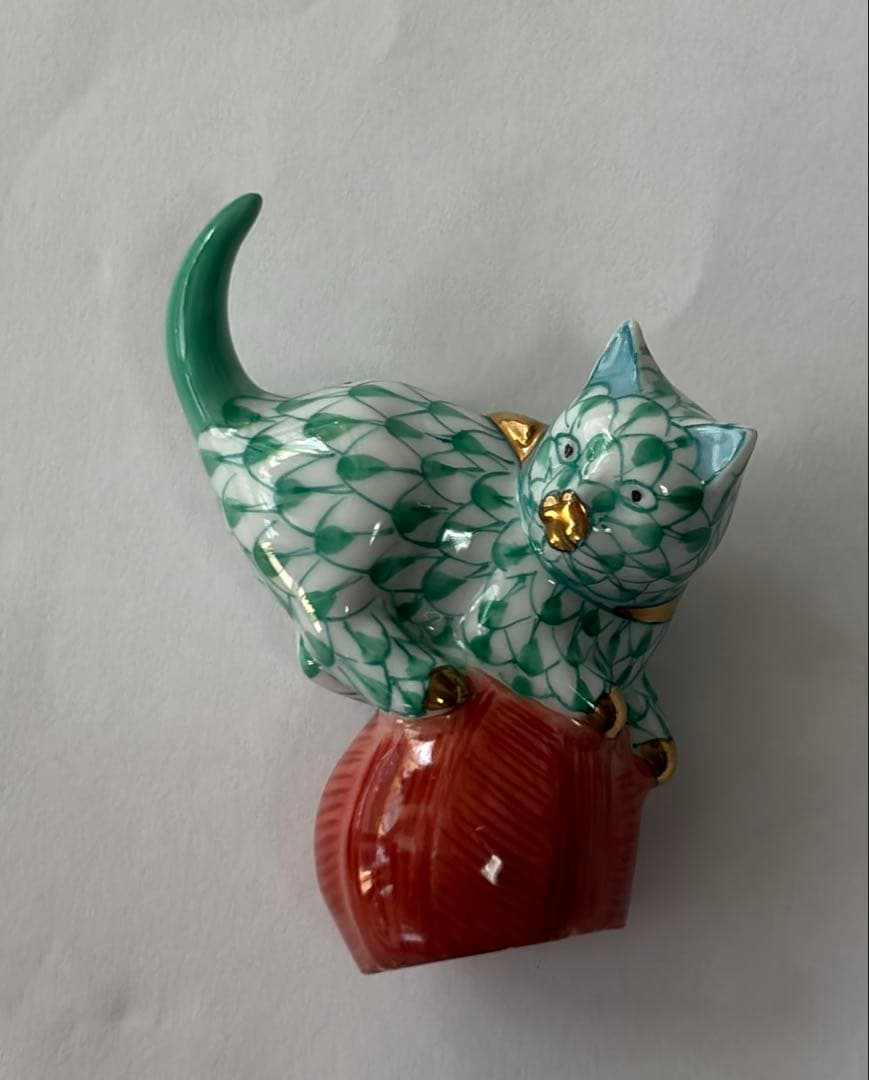 【値下げ】ヘレンド フィギュリン 玉乗り猫 陶器 玉のり 緑色　ネコ