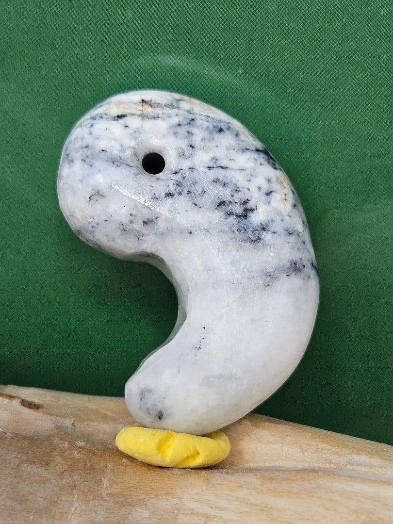 糸魚川　乳白灰黒 翡翠勾玉