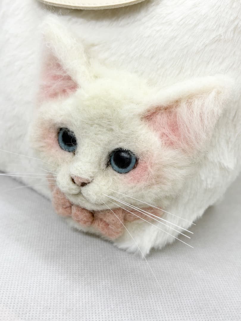 A猫 羊毛フェルト白猫のフェイクファーバッグ【ハンドメイド