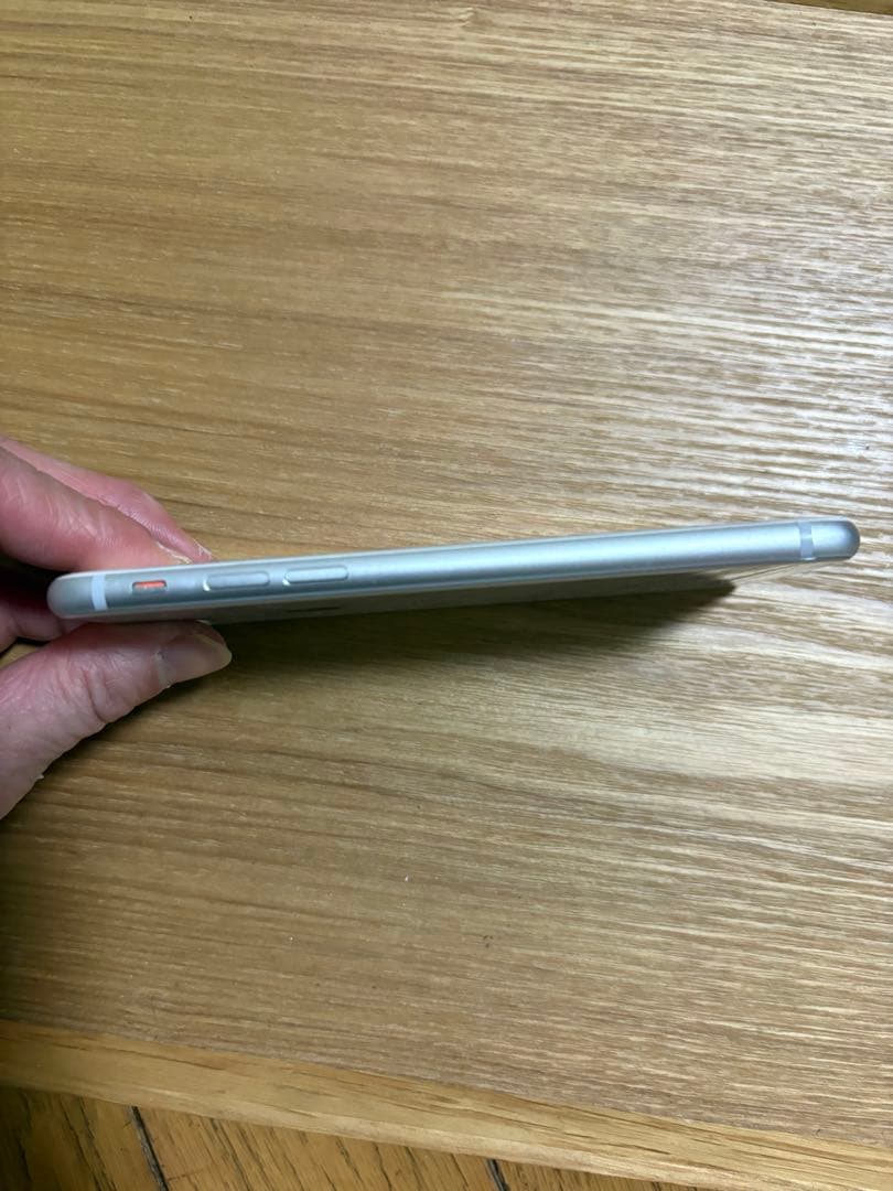 超美品Apple iPhone 8 ホワイトシルバー 本体　64G 備品付