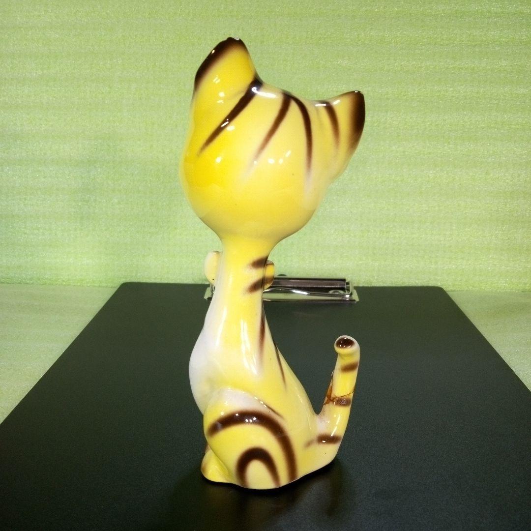 レトロな猫の置物　陶器製？　フィギュア　置物　※尻尾部分に修復した跡があります