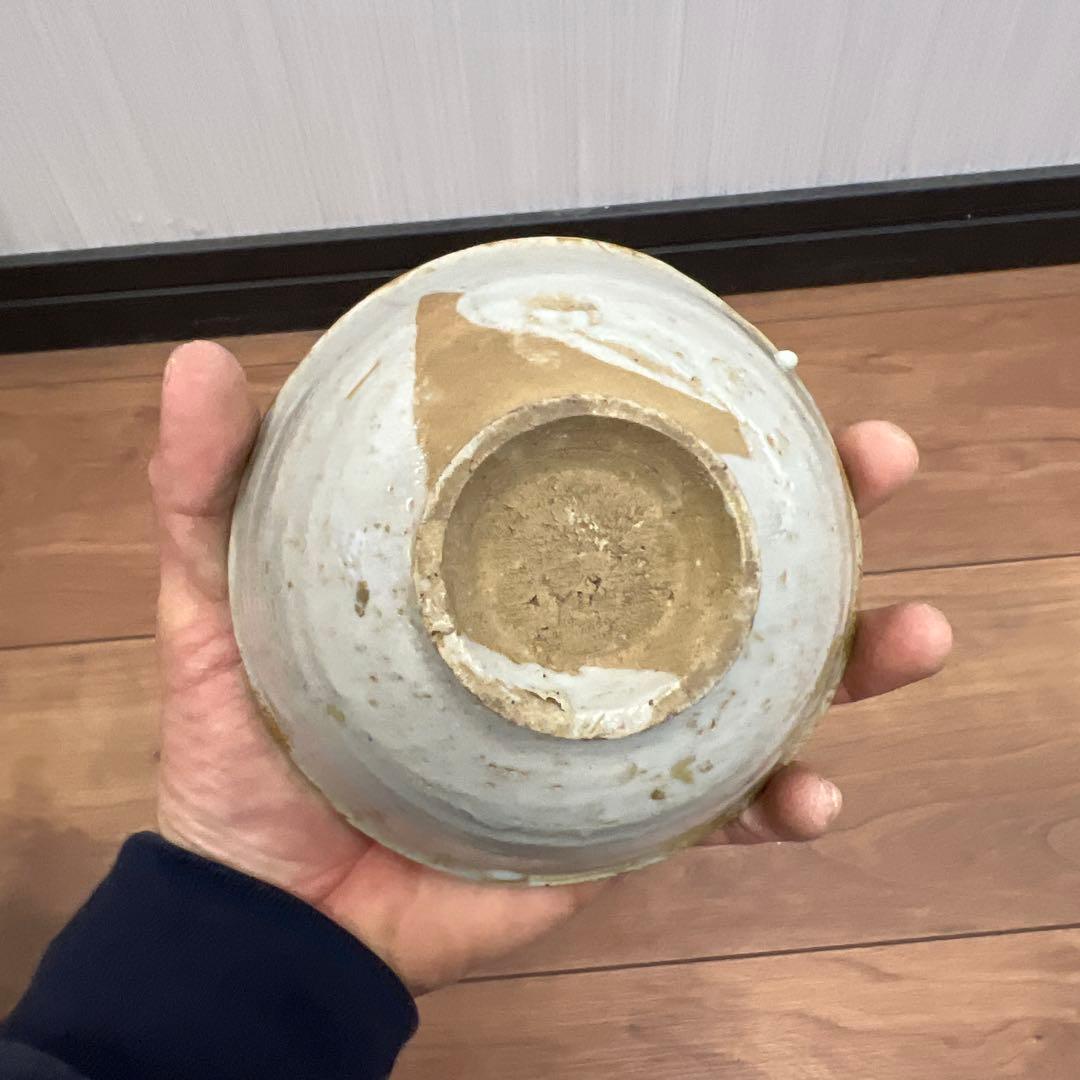 淡い青色の茶碗