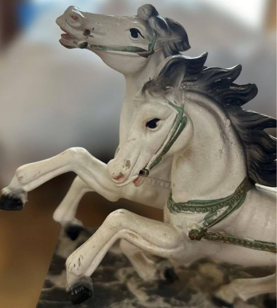 昭和レトロ、ヨーロッパアンティーク置物。白馬とブロンズ製馬車にのる剣闘騎士