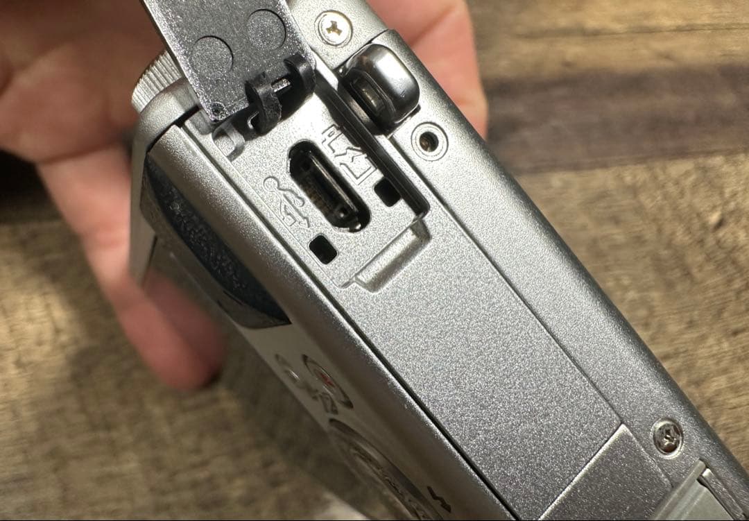 FUJIFILM XQ1 シルバー　【要確認】