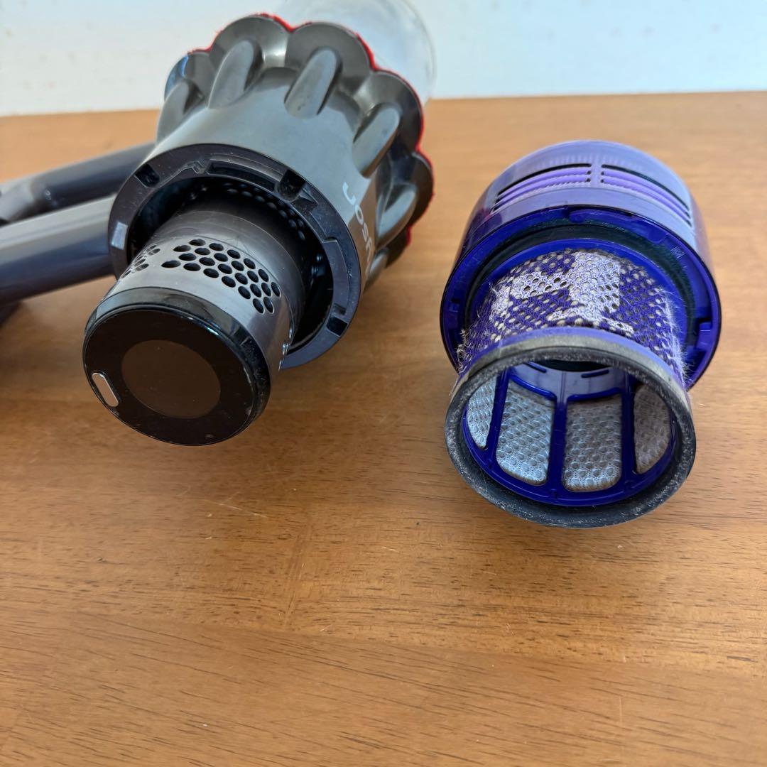 ● Dyson ダイソン コードレスクリーナー SV18