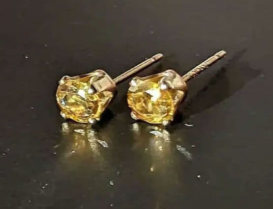 【希少石】天然スフェーン スタッドピアス　　5×4mm