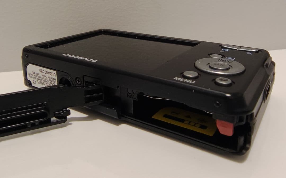 美品OLYMPUS コンパクトデジタルカメラ D-700 12メガピクセル中古品