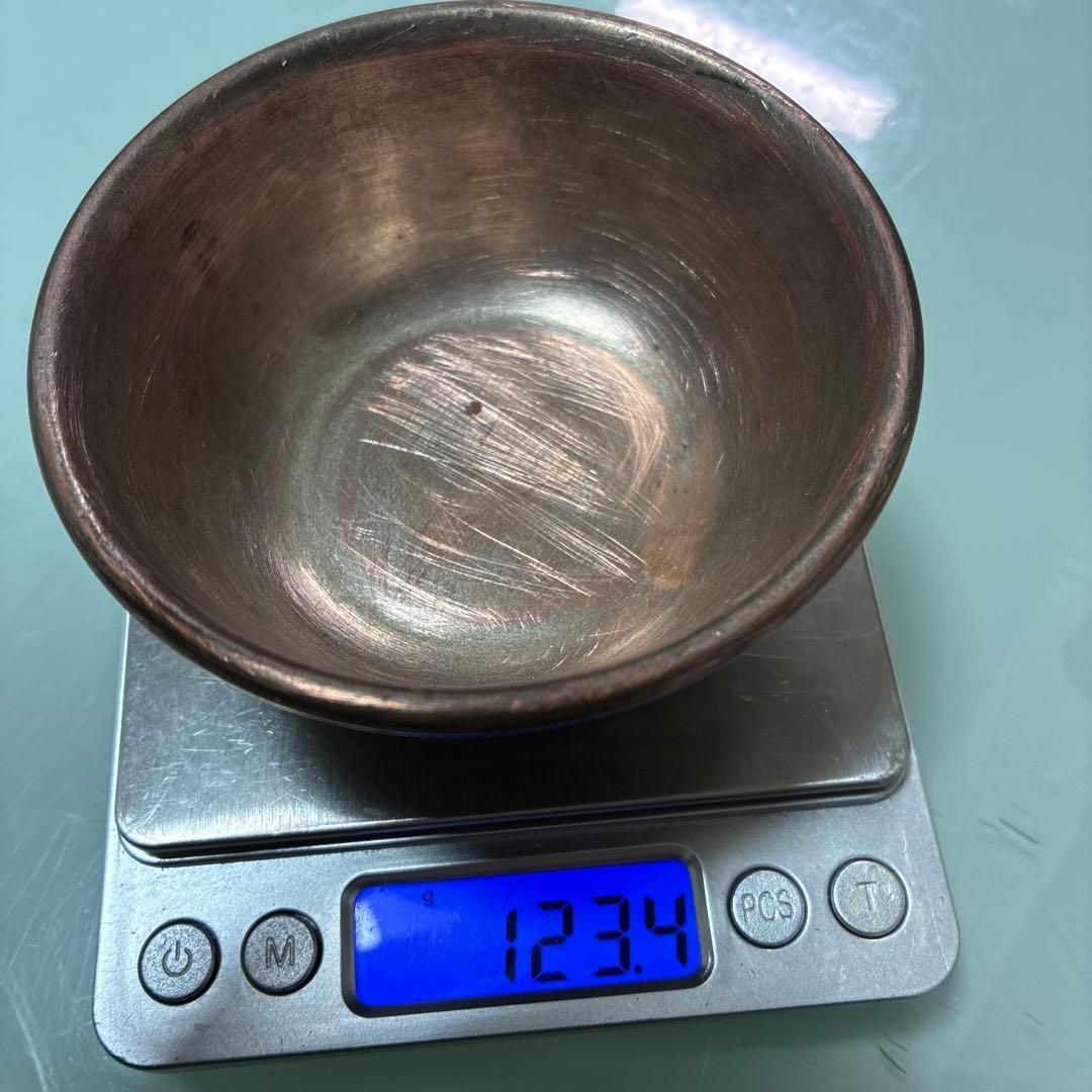 エナメル装飾の金属製ボウル