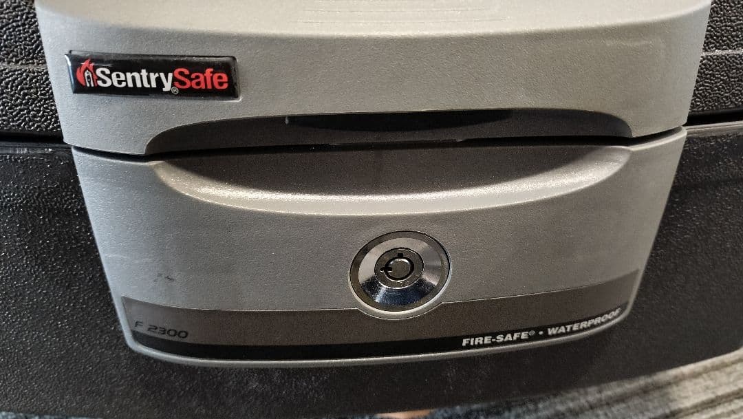 セントリー（SentrySafe） 耐火・耐水保管庫「F2300」