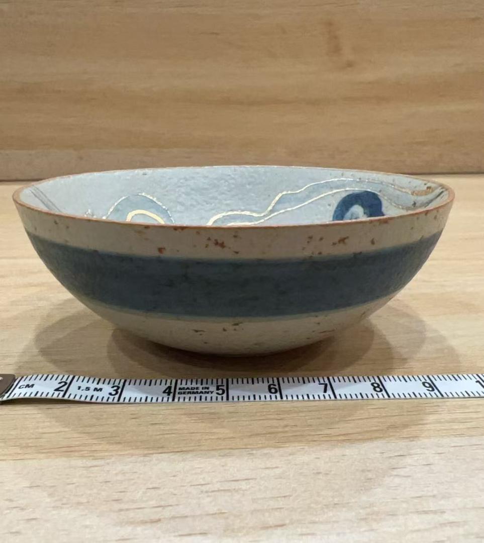 蝶の絵柄の陶器茶碗