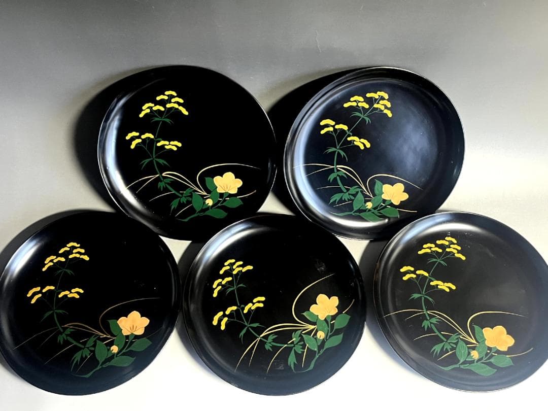 皿■漆器【伝統工芸】黒漆 草花金蒔絵 銘々皿（丸皿）草花文（女郎花・秋草など）■