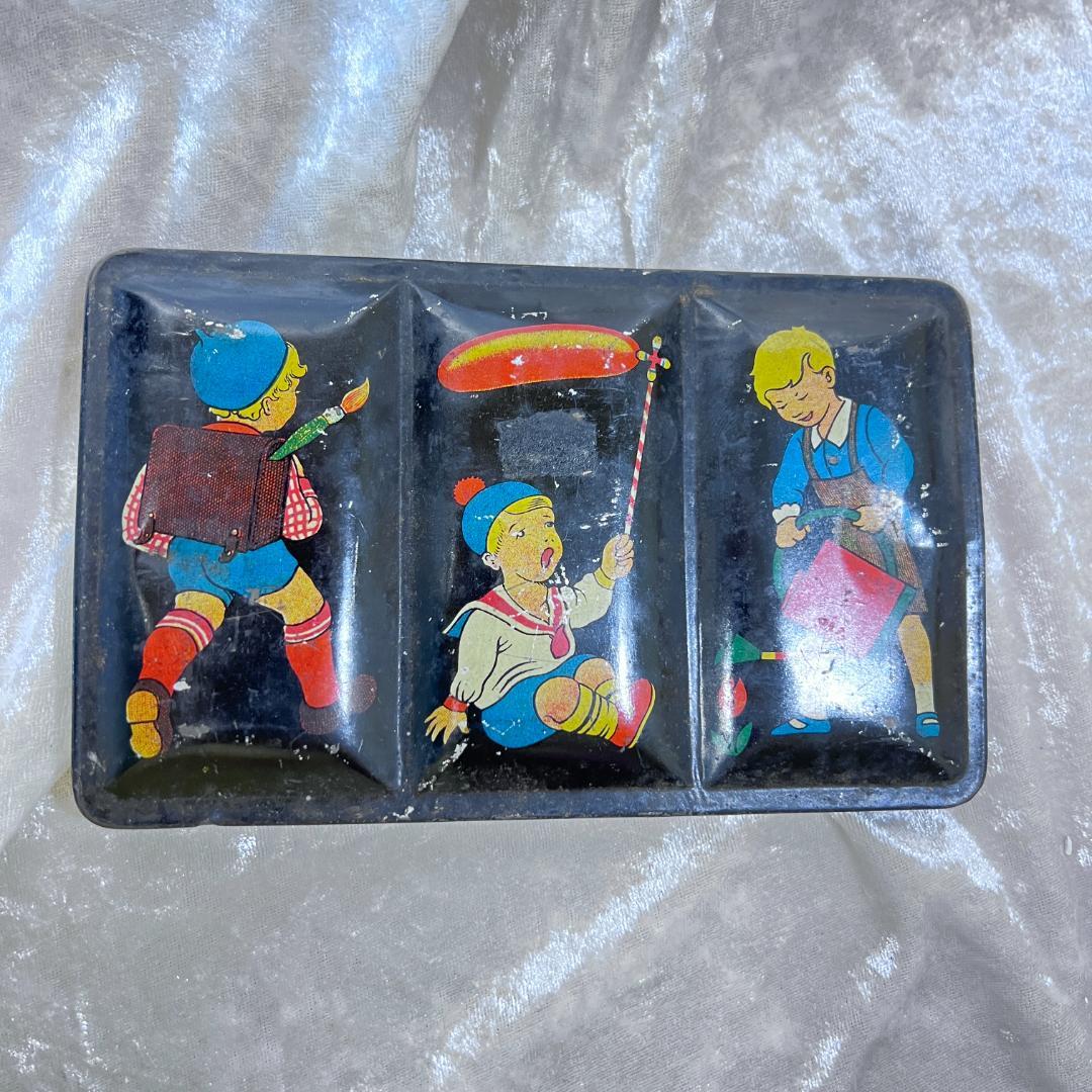 ブリキ缶　絵の具の缶　遊んでいる男の子のデザイン