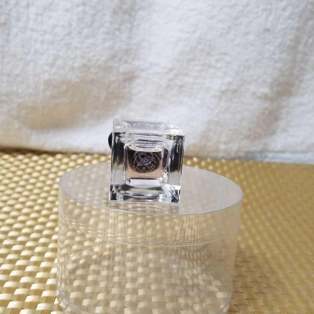 アルマーニ　香水「アルマーニ プリヴェ　ピヴォワンヌ スジョ　7.5ml」