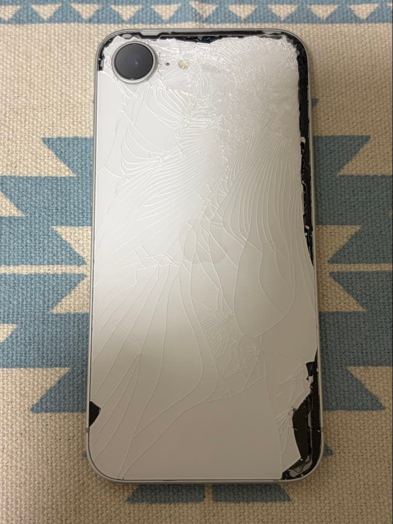 iPhone16e ホワイト 128GB 背面割れ ジャンク品 新品ケース付き