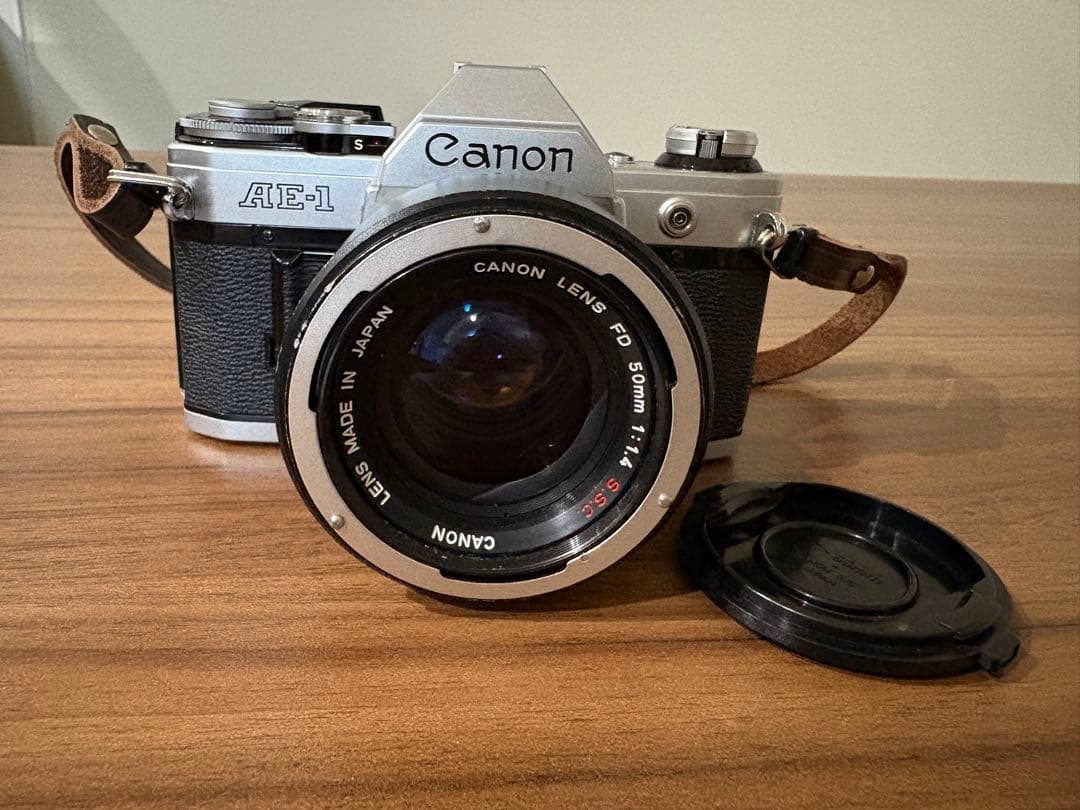 Canon AE-1 フィルムカメラ 50mmレンズ、キャップ、ストラップ付