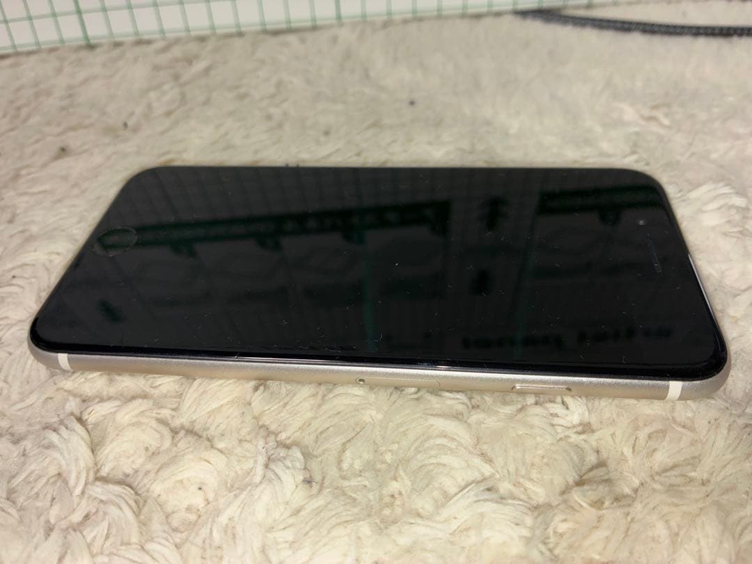 り*ご様 iPhone SE 第3世代、スターライト（ホワイト系） 64GB
