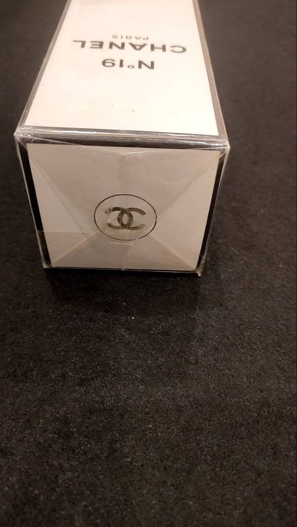 【新品未使用品】CHANEL N°19 EAU DE TOILETTE