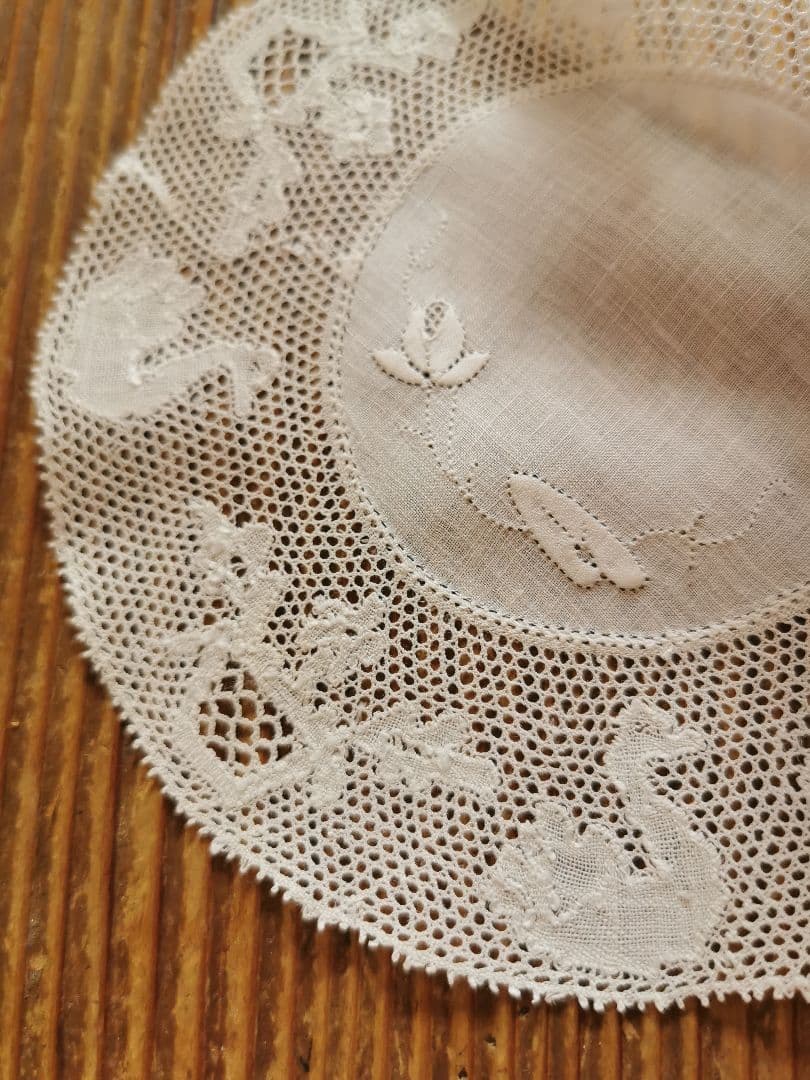 アンティーク ベルギー 蓮の花の蕾と葉の手刺繍 白鳥と水鉢のボビンレースドイリー