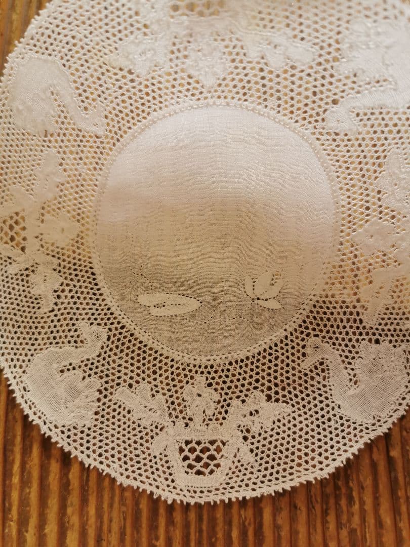 アンティーク ベルギー 蓮の花の蕾と葉の手刺繍 白鳥と水鉢のボビンレースドイリー