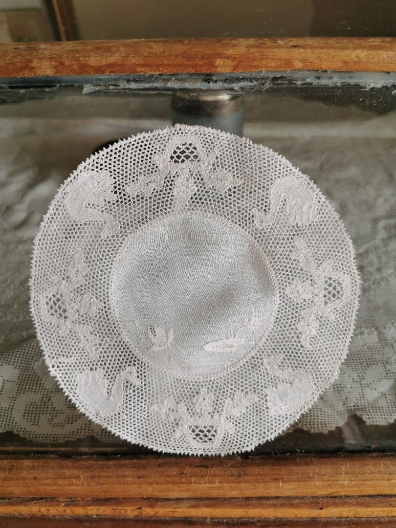 アンティーク ベルギー 蓮の花の蕾と葉の手刺繍 白鳥と水鉢のボビンレースドイリー