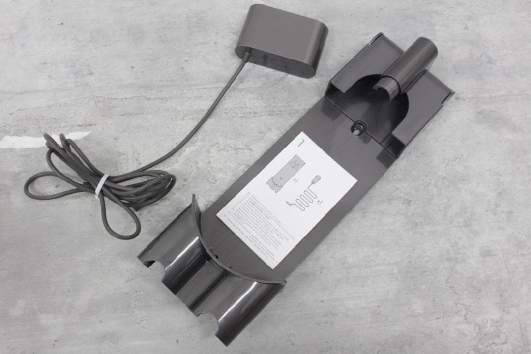 ▲Dyson SV10Kコードレスクリーナー 充電式 アタッチメント付き