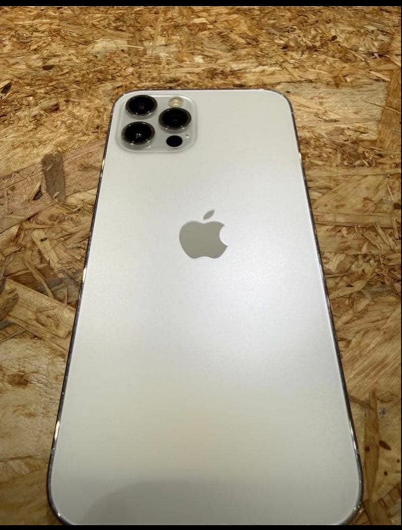 Apple iPhone 12 Pro シルバーほぼ新品