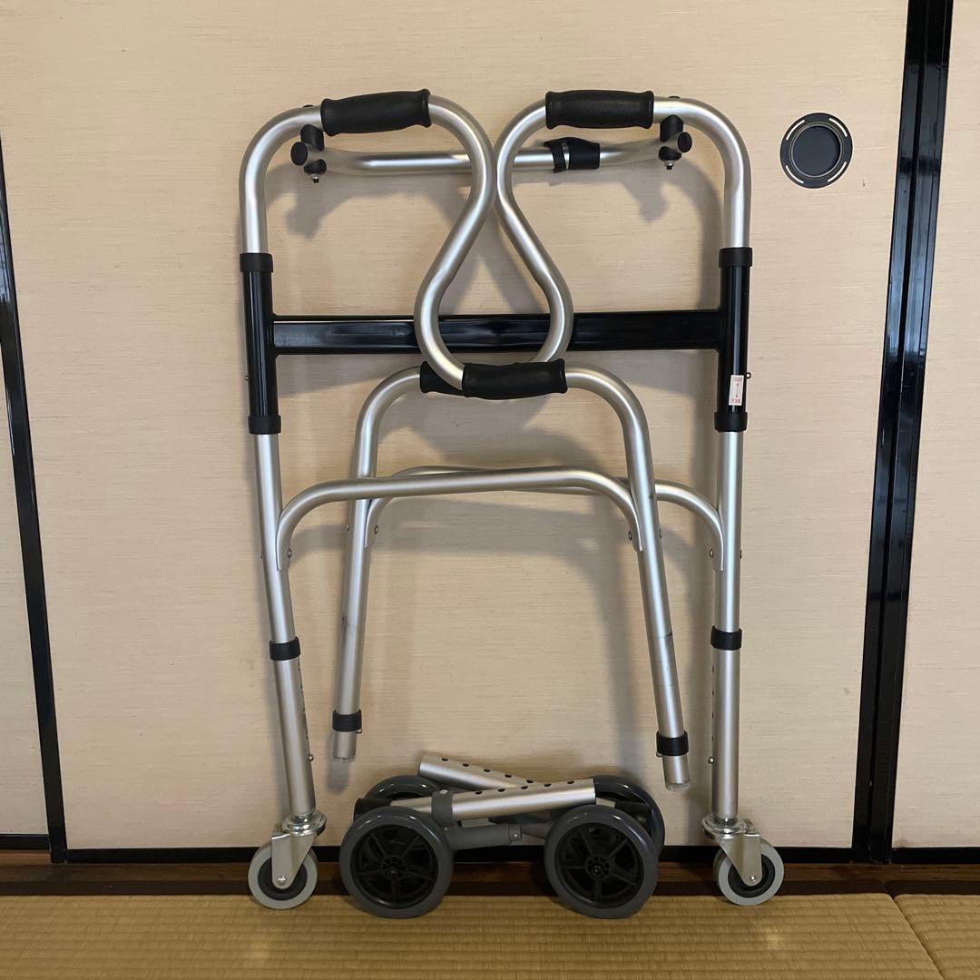 折りたたみ式アルミ歩行器 前輪キャスター付き