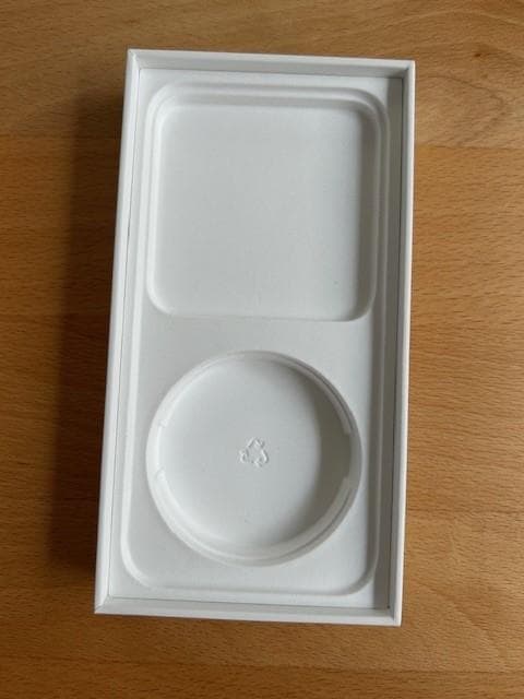 〜のために予約された Jee iPhone 12 256GB