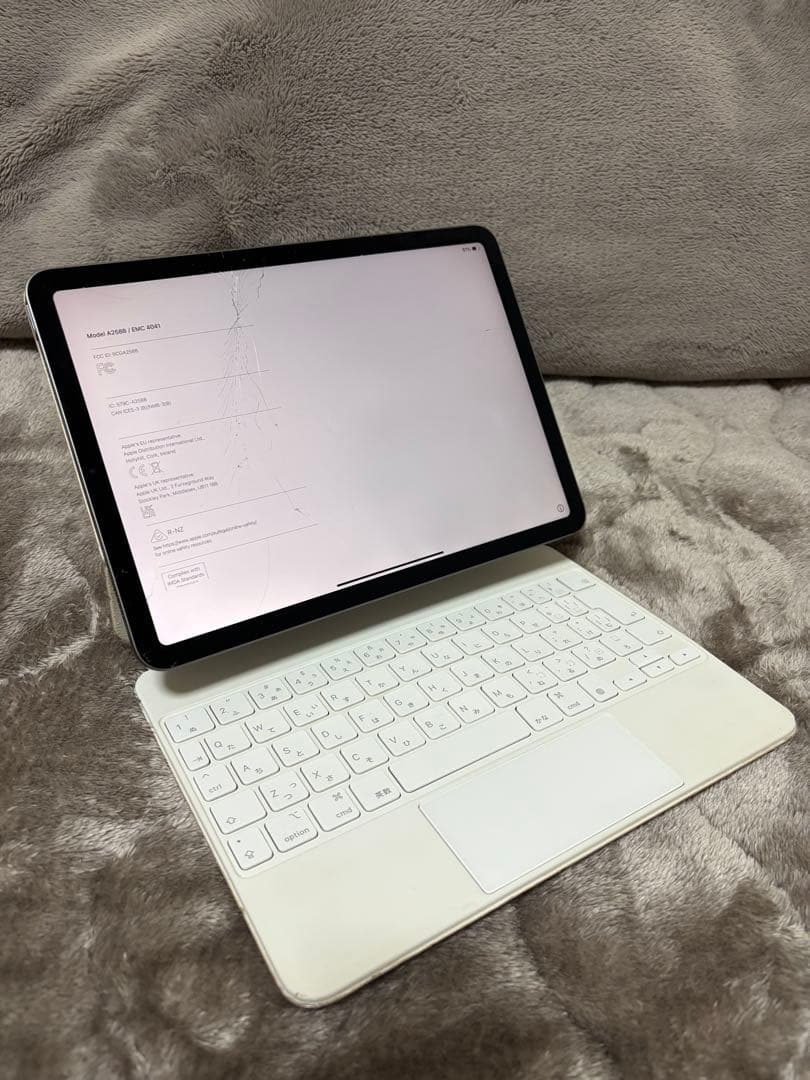 iPadair5 とmagickeyboard のセット（画面割れ、動作良好）
