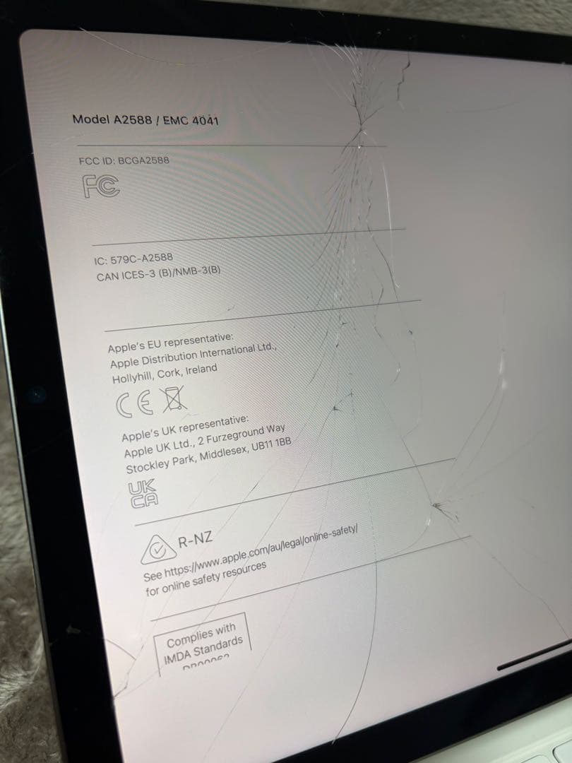 iPadair5 とmagickeyboard のセット（画面割れ、動作良好）