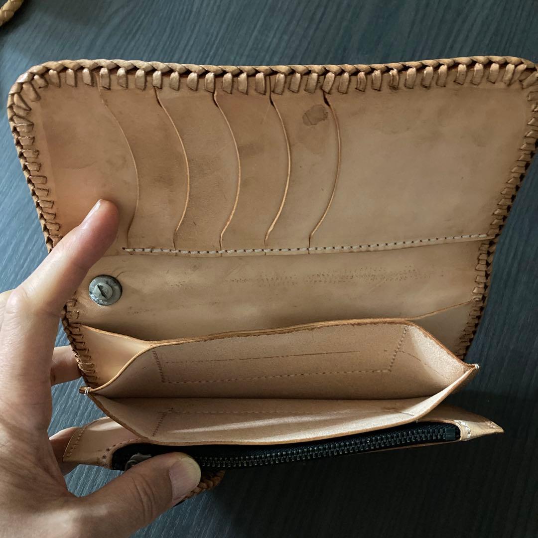 手彫り花模様のカービングレザー長財布