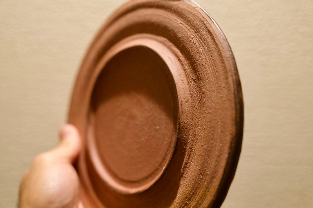 赤土素地の温もり 縁釉が映える作家物焼締め陶器皿