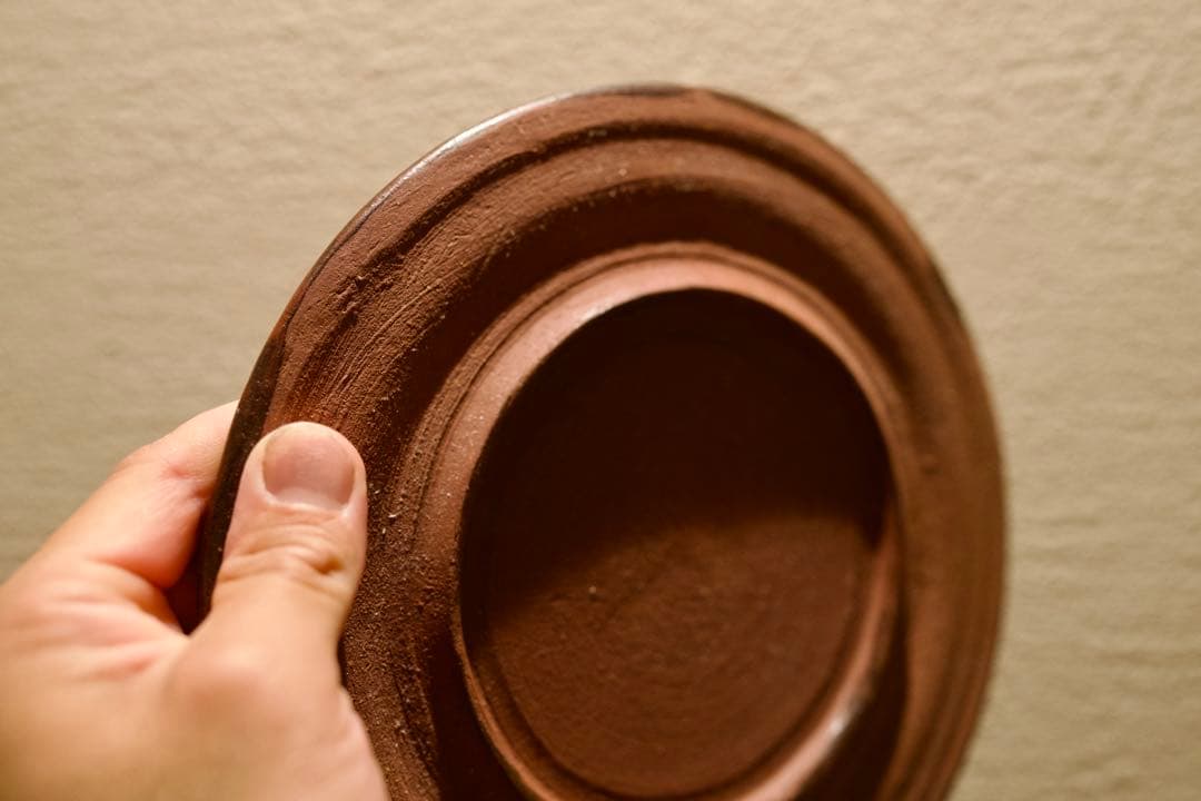 赤土素地の温もり 縁釉が映える作家物焼締め陶器皿