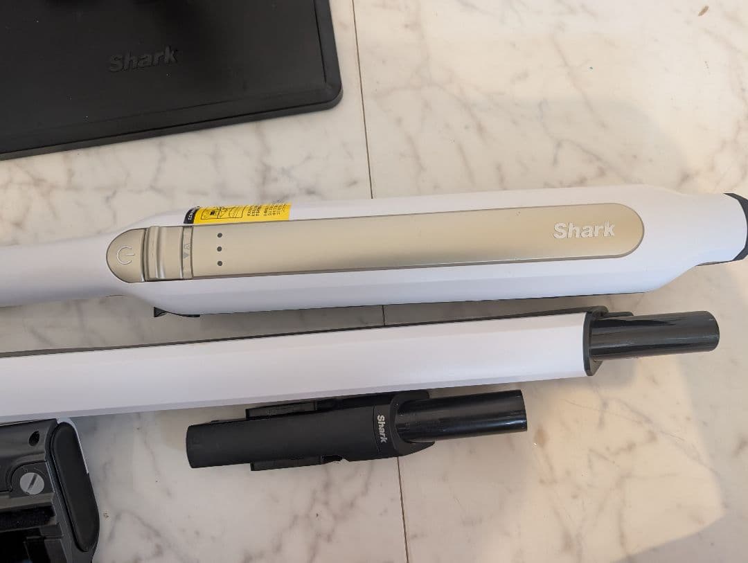 新生活応援！美品 Shark CS100JWH 丁寧清掃済 置くだけ充電ドック付
