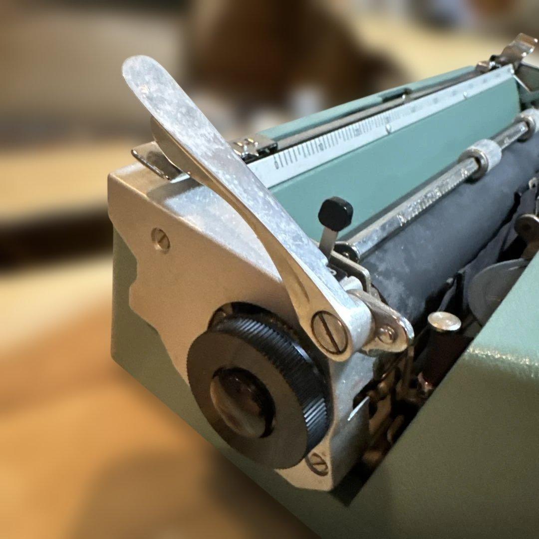 Olivetti Lettera 32 手動タイプライター