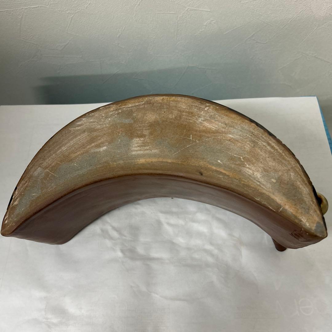 魚模様の半月型陶器