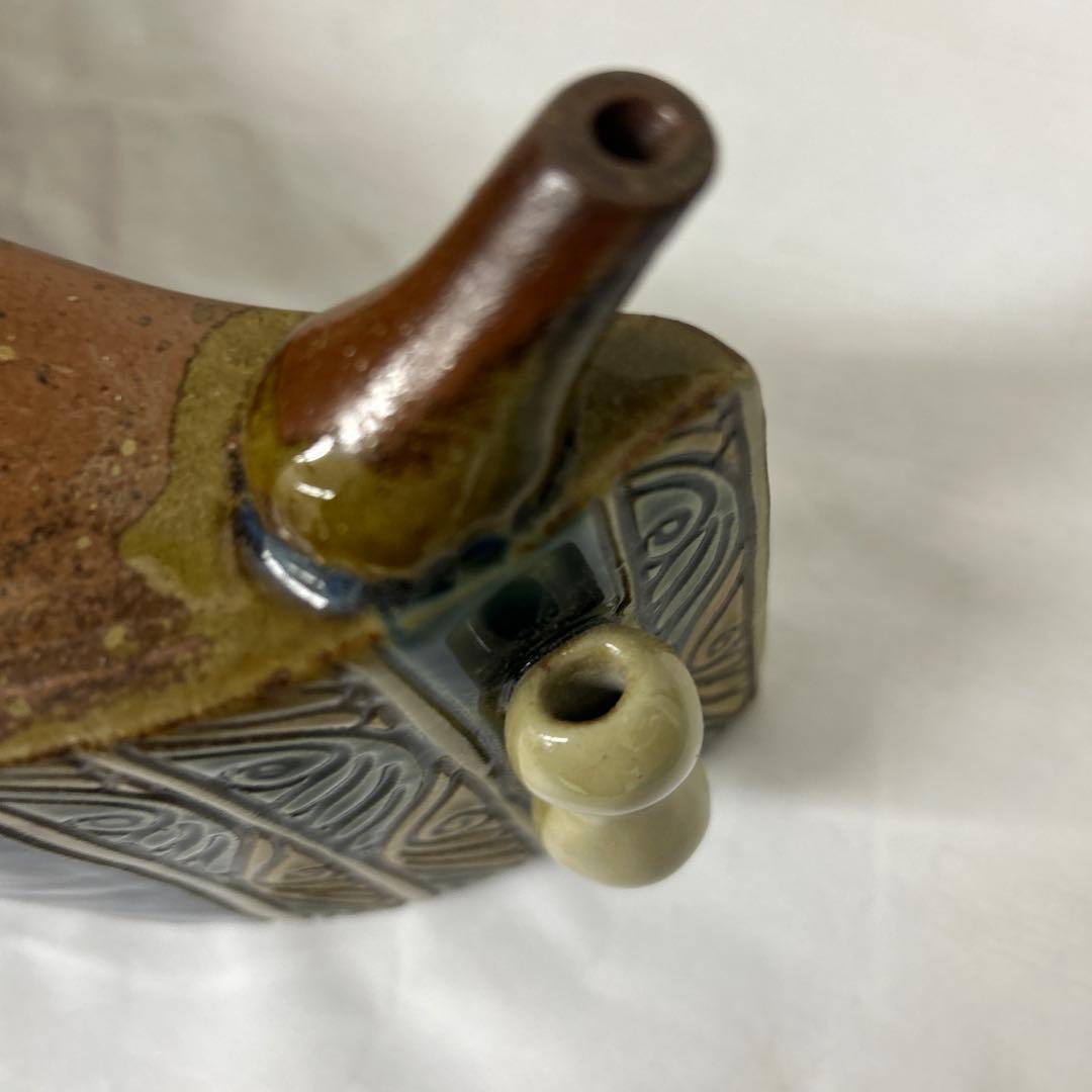 魚模様の半月型陶器
