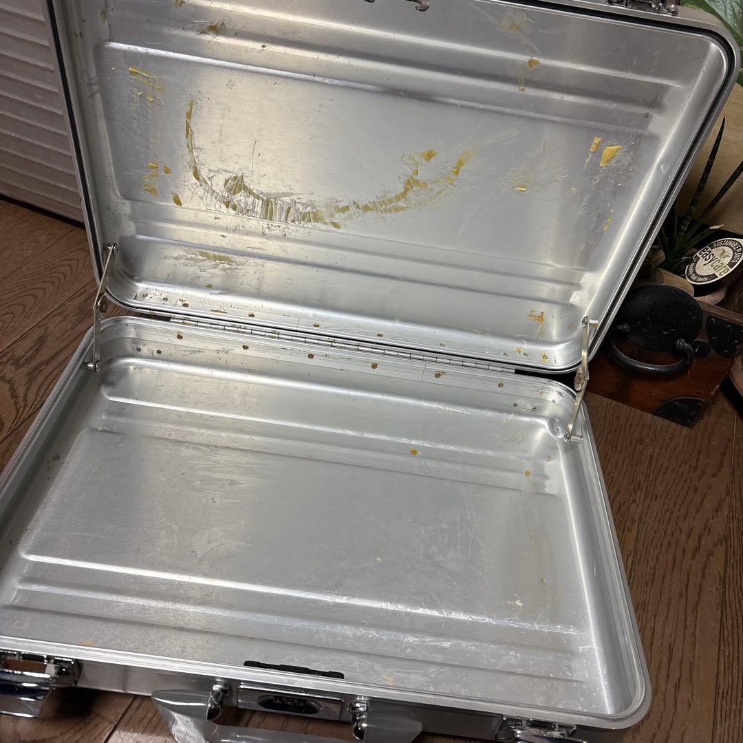 ゼロハリバートン　アルミニウム製シルバーケース ダイヤルロック付き