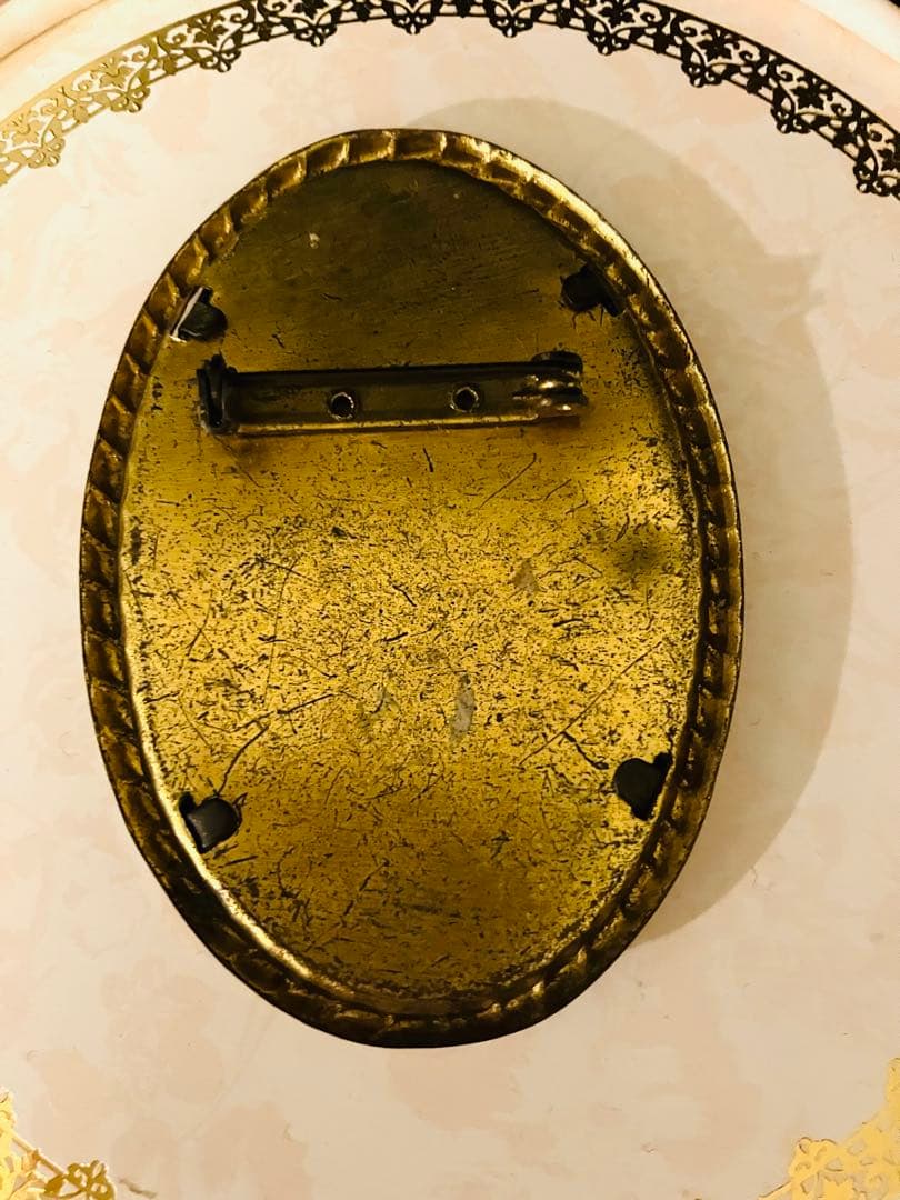 イギリスアンティーク写真立て風テリア刺繍のブローチ
