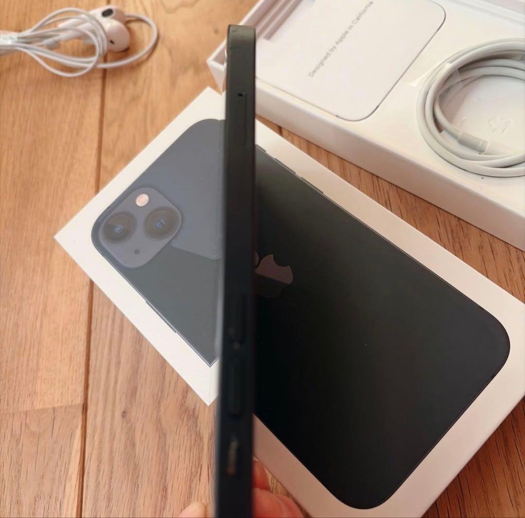 Apple iPhone 13 ブラック 本体 充電ケーブル・イヤフォン付き