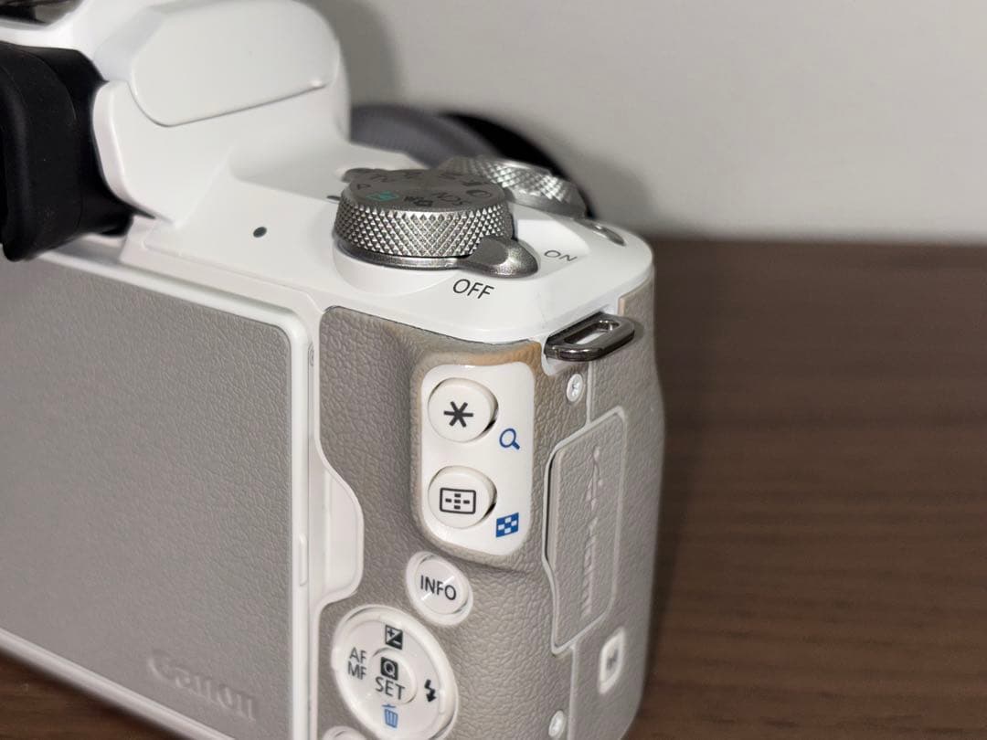 Canon EOS kiss M(新品SDカード64GB付)
