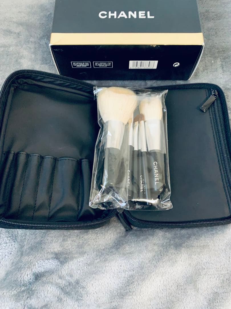 CHANEL メイクポーチとミニブラシセット 6本　未使用品