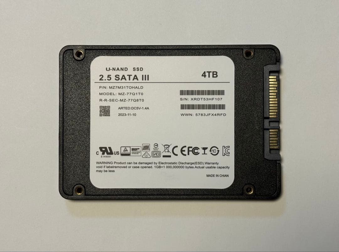 新品未使用　SATA III 2.5インチ SSD4TB