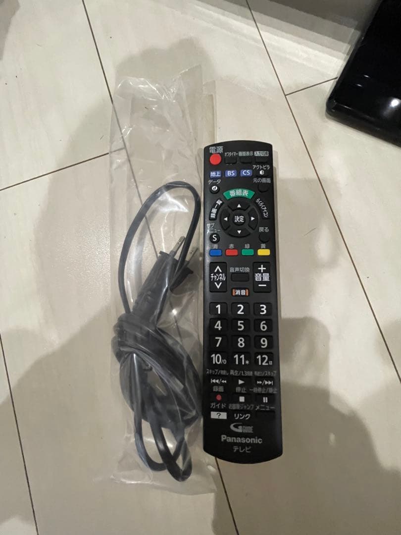 送料無料　Panasonic TH-32F300 32インチテレビ