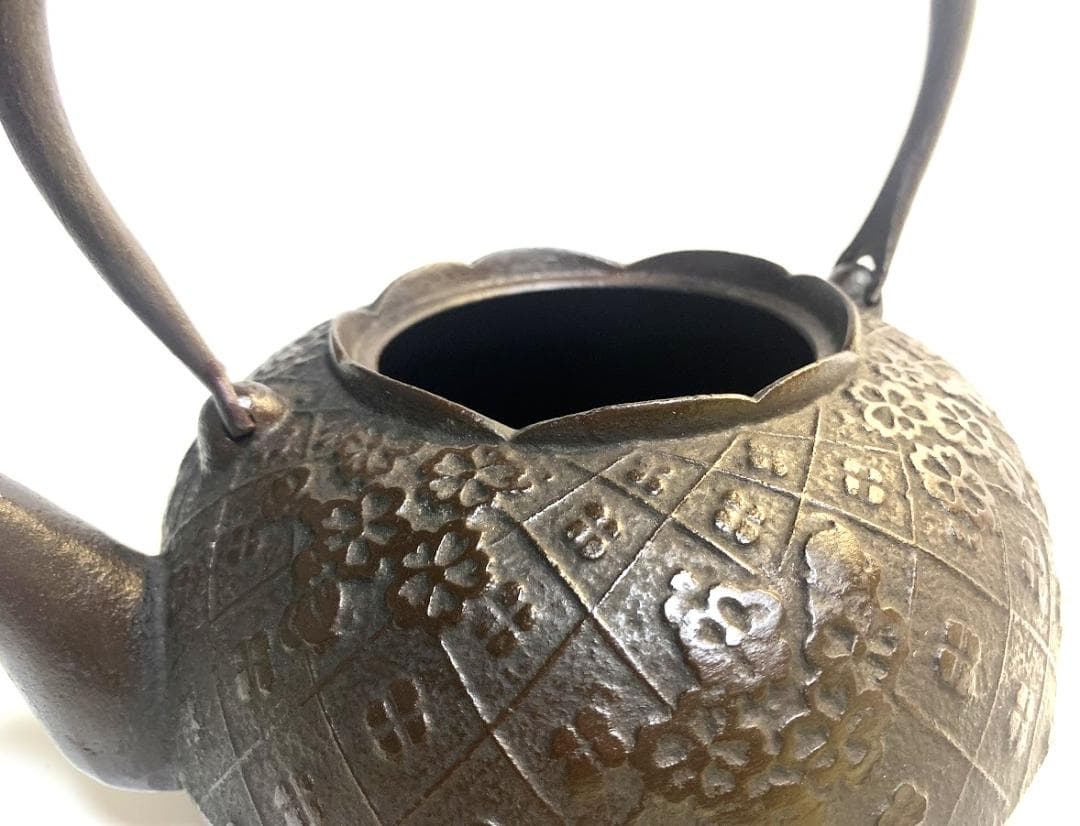 未使用品　真作保証　栞付　岩手県奥州 佐秋鋳造所 佐藤守巨造南部鉄瓶 南部鉄器