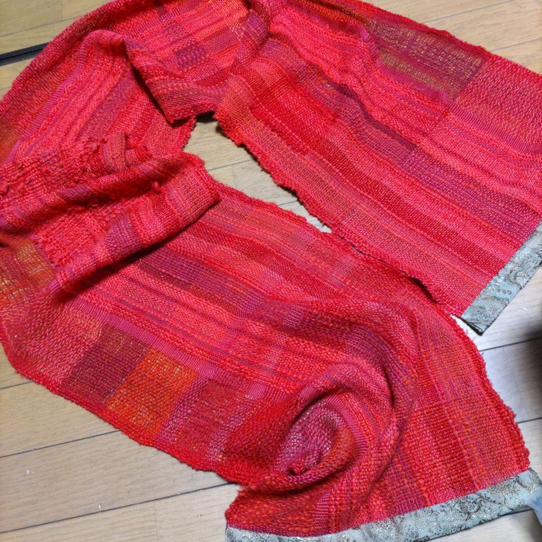 《作家物、裂織スト―ル》（新品）赤濃淡糸、膨れ織、透かし織、一点物1497