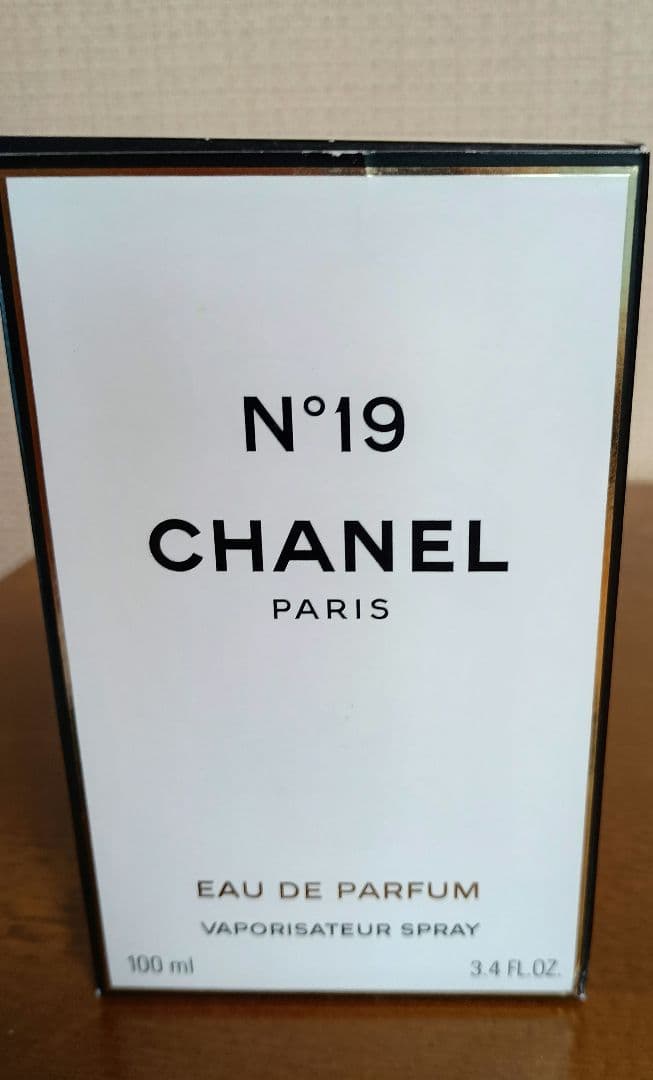 CHANEL N°19 Eau de Parfum 100ml 箱有り