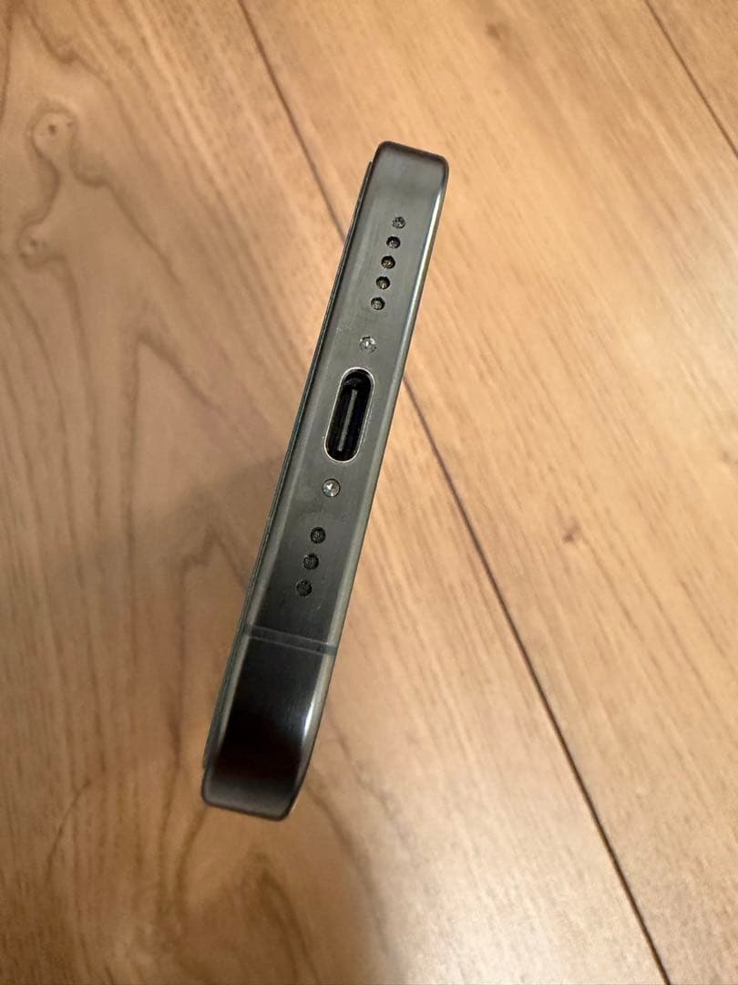 【iPhone15pro】ブラックチタニウム　128gb 画面割あり
