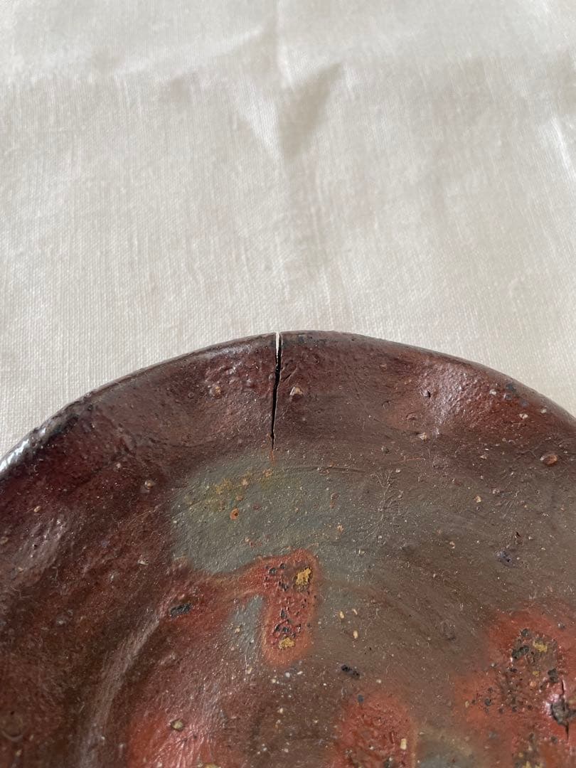 國吉清尚 作　焼締輪花皿　窯傷あり